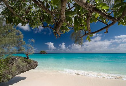 Circuit en Nouvelle Calédonie plage de sable blanc île de Lifou un voyage routedelacaledonie.com