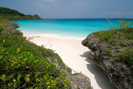 Vacances en Nouvelle Calédonie plage de sable blanc île de Lifou un séjour routedelacaledonie.com